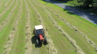 Retro traktör saman olduğunu hasat