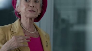 kadın canlı yürüyen ve konuşan