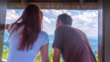  doğa gözlemleyerek avcılık kule üzerinde çift 