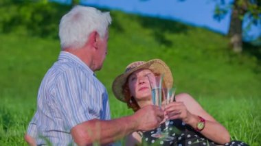 parmak ile işaret eden kadın