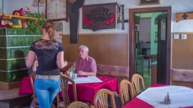 Garson bir tabloda bir restoranda bir yemek getiriyor