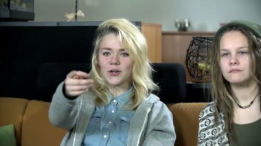 televizyon programı izlerken kızlar