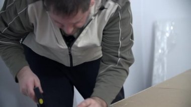 çekiç kullanan adam