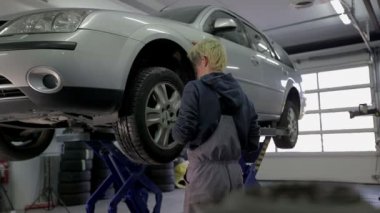 Garaj lastikleri kontrol işçi