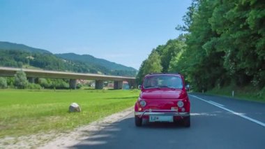 bir ülkede yol kenarında araba çeker