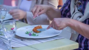 Babası onun kızarmış tavuk parçası kesme