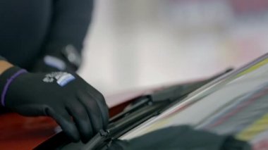 adam silecek üzerinde lastik değiştirme