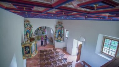 Büyük bir çift kilisede etrafa