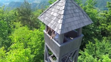  doğa gözlemleyerek avcılık kule üzerinde çift 