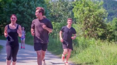 İkincisi daha yavaş jogs bir çift geçiyor