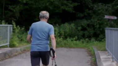 Trekking direkleri olan adam