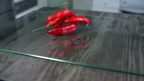 Peppers jatuh di atas meja — Stok Video