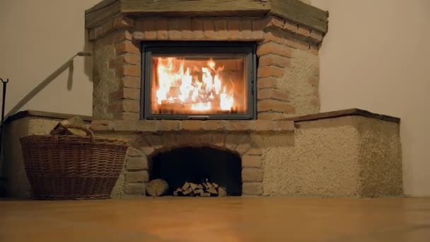 Cheminée intérieure avec une cheminée en bois rond 