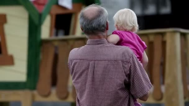 Abuelo jugando con su nieto — Vídeo de stock