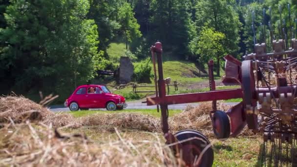 Traktor startet Heuernte — Stockvideo