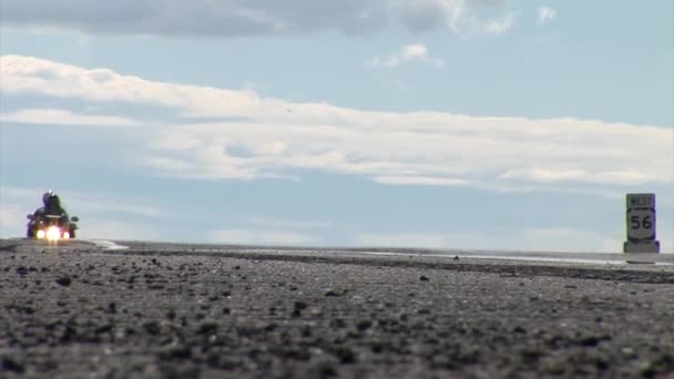 Trânsito rodoviário na vasta rodovia — Vídeo de Stock