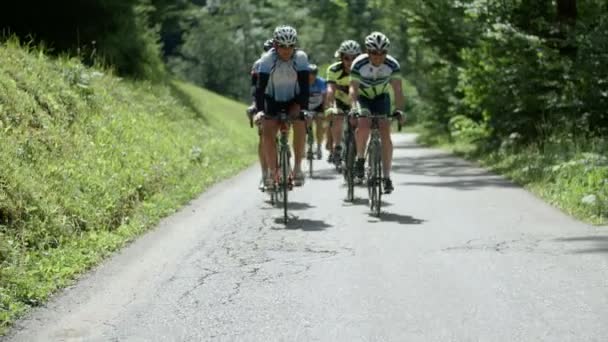 Fietsers rijden op een fiets marathon in Slovenië — Stockvideo