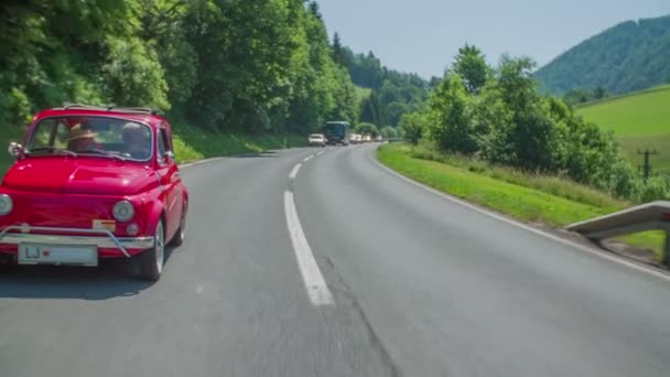 Samochód jest jazda i Dokonywanie krzywej — Wideo stockowe