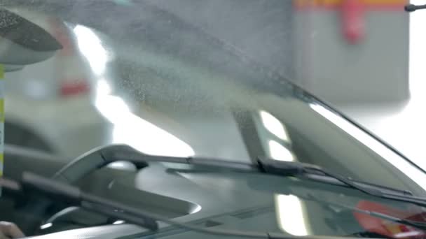 Wipers cleaning windshield — Stock Video