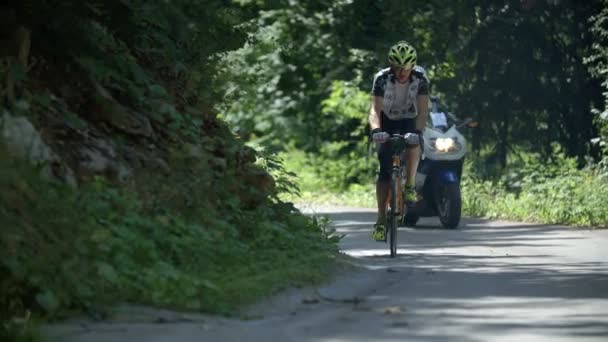 Ciclistas andando em uma maratona de bicicleta na Eslovênia — Vídeo de Stock