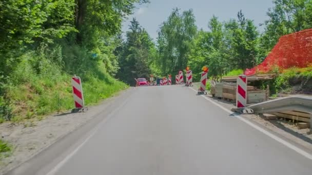 Coche está conduciendo cuesta abajo y pasando las obras de la carretera — Vídeo de stock