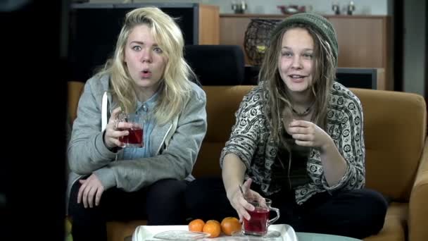 Meninas assistindo canal divertido — Vídeo de Stock