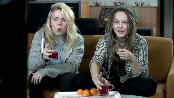 Les filles regardant canal divertissant — Video