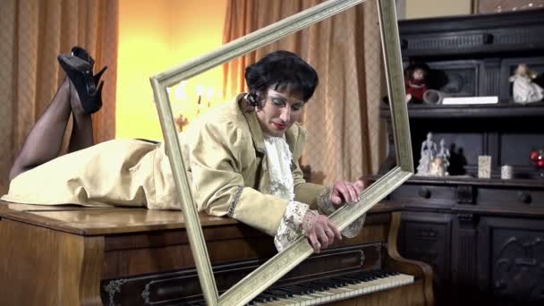 Vrouw op de piano en het afbeeldingsframe te houden — Stockvideo