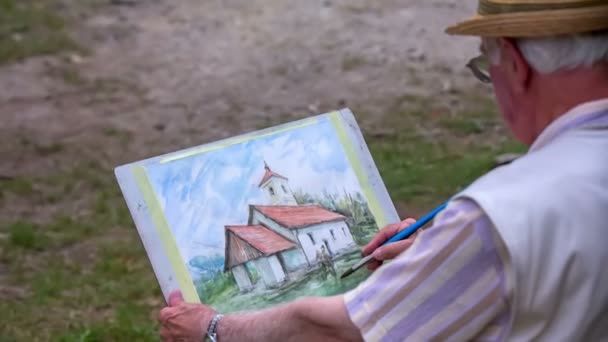 Старший художник рисует — стоковое видео
