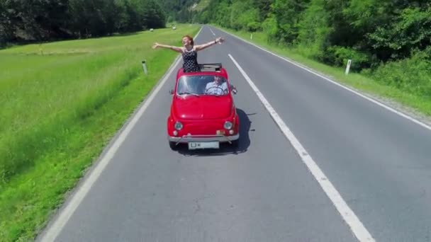 Una señora mayor está disfrutando del viaje en coche — Vídeos de Stock