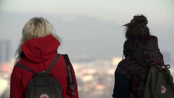 Vrouwen genieten van prachtig uitzicht — Stockvideo