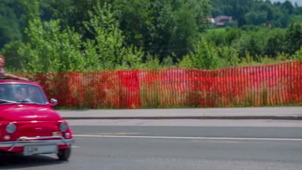Вінтажний автомобіль прибуває в місто — стокове відео