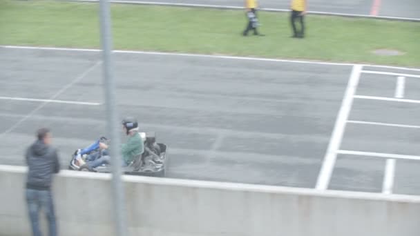 Carrinho concorrência na pista de corrida — Vídeo de Stock