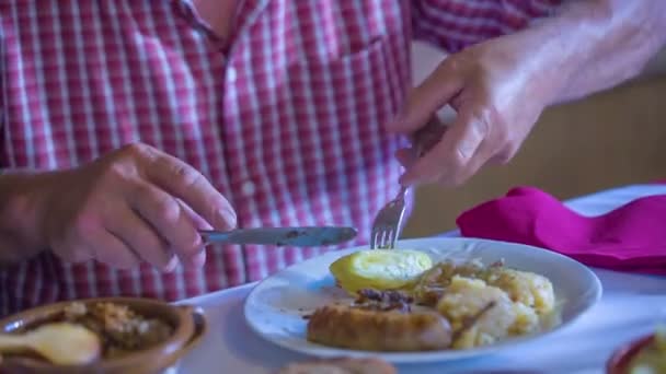 Hombre está cortando y probando queso viejo dumpling — Vídeo de stock