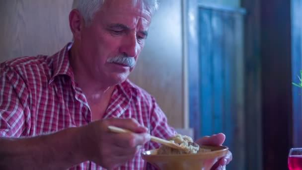 Man ten dienste staat van zichzelf kool in restaurant — Stockvideo