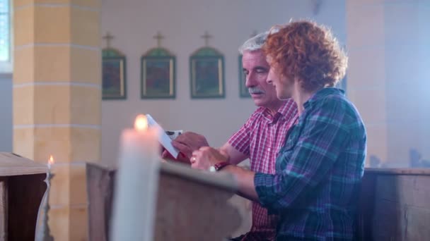 Cristãos seniores discutindo a Bíblia na igreja — Vídeo de Stock