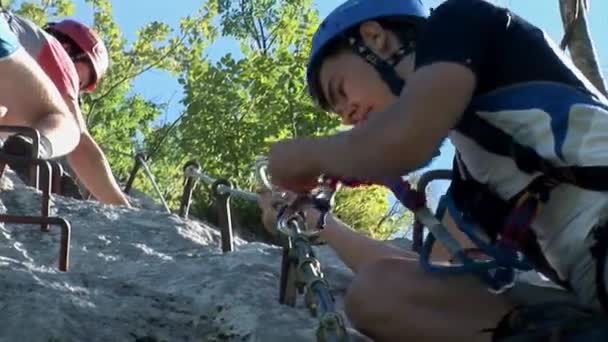 みんな自分の登山スキルを練習 — ストック動画