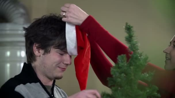 Ragazza mettendo cappello di Babbo Natale — Video Stock