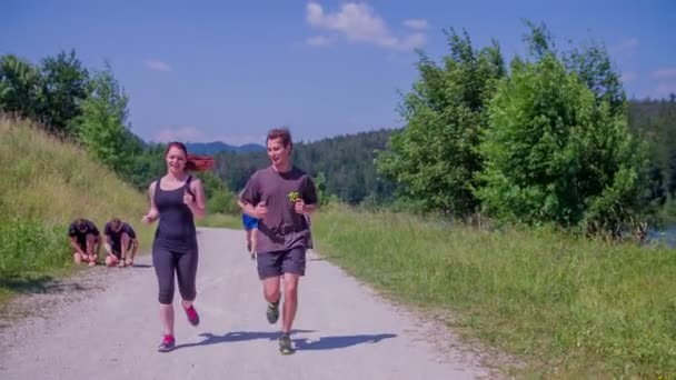 Homem uma mulher estão correndo juntos — Vídeo de Stock