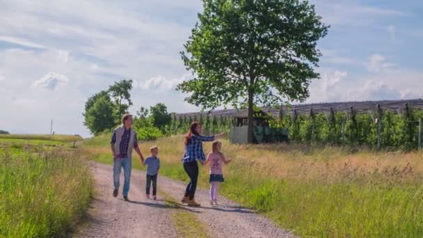 Vierköpfige Familie wandert in der Natur — Stockvideo