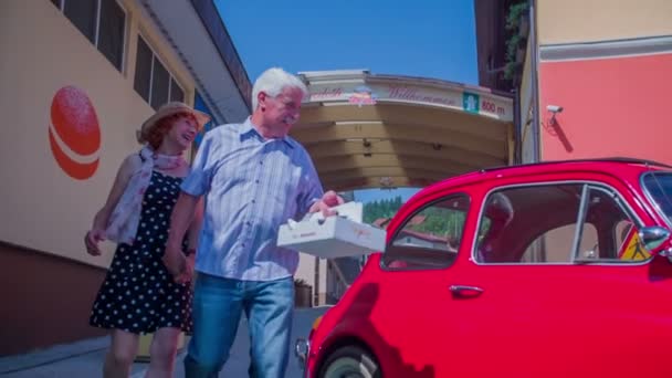 Un couple plus âgé marche jusqu'à sa voiture — Video