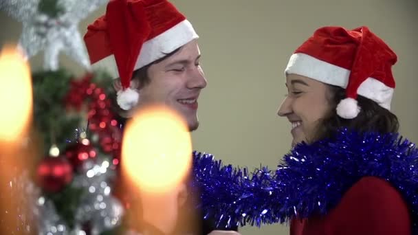 Paar plezier bij Kerstmis — Stockvideo