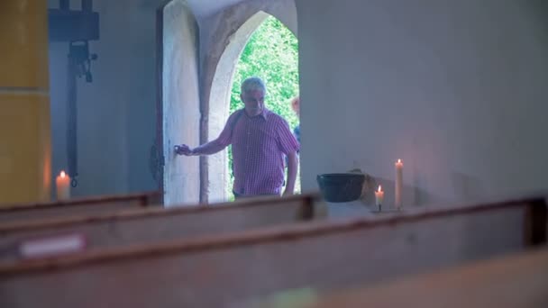 Christenen wandelen in kerk en kruisen zelf — Stockvideo