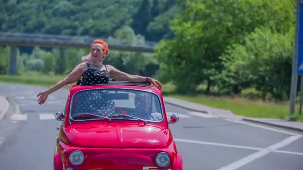 女性が車に乗る時に彼女の腕を伸ばす — ストック動画