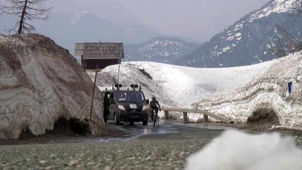 Wielerwedstrijd in Slovenië. — Stockvideo