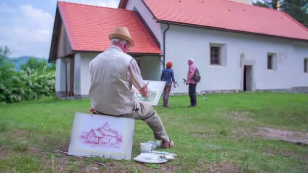Pasangan yang lebih tua berjalan menjauh dari pelukis — Stok Video