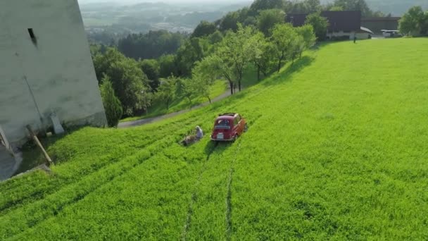 Paar hebben picnic met de auto — Stockvideo