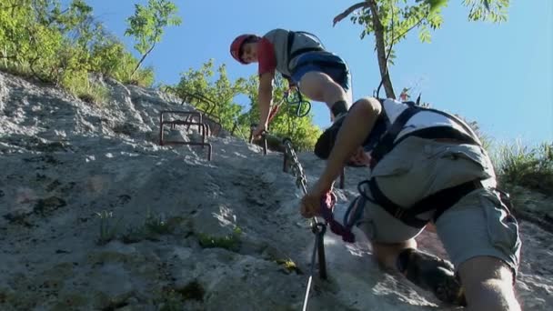 Chicos practicando sus habilidades de escalada — Vídeo de stock