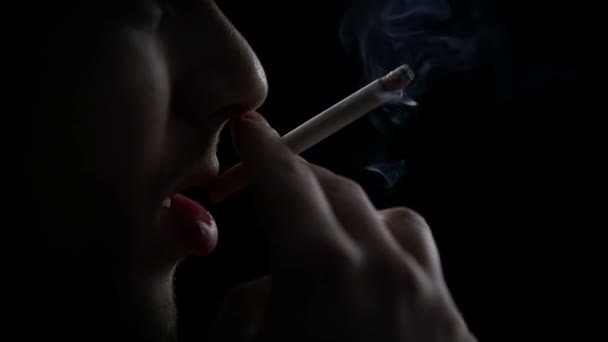 Homme fumant une cigarette — Video