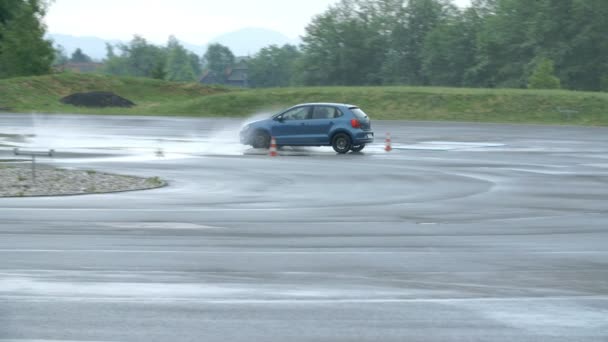 Car rides on race track — Stock Video